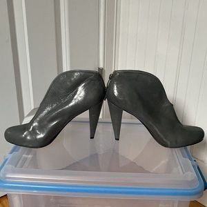 Vince Camuto ultra soft grey leather heels 37.5 (7.5)